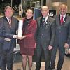 Würzburg (bert)   Für seine „überdurchschnittlichen Leistungen“ im Service ist das Spindler Audi Zentrum in Würzburg bereits zum zweiten Mal hintereinander mit dem von der Audi AG geschaffenen Preis „Audi Top Service Partner“ ausgezeichnet worden. Es zählt damit zu den 40 besten Zentren in ganz Deutschland. Bei einer kleinen Feier anlässlich der Preisübergabe dankte Christian Wieser als Geschäftsführer der Spindler GmbH & Co. KG den zahlreichen Mitarbeitern für die erbrachte Leistung des vergangenen Geschäftsjahres. Das Audi Zentrum Würzburg biete hohe Standards zum einen bei der Qualifikation der Mitarbeiter in Technik und Kundenkontakt und zum anderen in der Ausrüstung des Betriebes mit Spezialwerkzeugen, so der Geschäftsführer. Der zufriedene Kunde profitiere von individueller Betreuung und selbstverständlicher Freundlichkeit. Der gesamte Reparaturprozess finde auf hohem Niveau statt, angefangen von der Serviceannahme über die Termin- und Preiseinhaltung bis zur Teileverfügbarkeit. Dies bedeute für den Kunden zum einen Zeitersparnis und und zum anderen Zuverlässigkeit. Die Bewertung des Händlers basiert auf Qualitäts-Vorgaben der Audi AG und einer Befragungen zur Kundenzufriedenheit, die jedes Jahr erneut aufwendig durchgeführt. Wer ausgezeichnet wird wie das Spindler Audi Zentrum Würzburg, dürfe stolz auf seine Leistung sein, müsse aber gleichzeitig daran arbeiten, sich stetig zu verbessern, forderte Geschäftsführer Wieser. Bei der Preisübergabe (auf dem Bild von links): Marius Kiesel (Serviceleiter Audi Zentrum Würzburg), Bürgermeister Adolf Bauer, Monika Spindler-Krenn (Inhaberin Spindler GmbH & Co. KG), Christian Wieser (Geschäftsführer Spindler GmbH & Co. KG), Manfred Krug und Mathias Waltenberger (beide Audi AG).