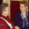 Die neue Vorsitzende Evelyn Sitzmann (rechts) dankt Agnes Ebert für ihr Engagement als kommissarische Vorsitzende des Obst.- u. Gartenbauvereins Westheim.