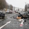 Weikersheim (puc)   Ein Toter, vier Schwer- und ein Leichtverletzter sind die traurige Bilanz eines Verkehrsunfalls, der sich am Karfreitag bei Weikersheim ereignete. Ein 33-jähriger Mann fuhr am Freitag um 16.35 Uhr mit seinem VW Passat die L 2251 von Weikersheim in Richtung Schäftersheim. Ein 20-Jahre alter VW Golf-Lenker, der in die Gegenrichtung fuhr, wollte vermutlich nach links in die Lindenstraße abbiegen, als er auf Grund eines starken Schneeschauers und nicht angepasster Geschwindigkeit ins Schleudern geriet und mit dem entgegenkommenden VW Passat kollidierte. Dabei wurden die beiden Insassen des VW Golf aus dem Fahrzeug auf die Fahrbahn geschleudert. Beide zogen sich schwerste Verletzungen zu. Der 20-jährige Unfallverursacher erlag am Ostersonntag gegen 11 Uhr in der Universitätsklinik Würzburg seinen schweren Verletzungen. Drei Insassen im VW Passat wurden ebenfalls schwer, der VW Passat-Lenker selbst nur leicht verletzt. Der Gesamtschaden beläuft sich auf etwa 16 500 Euro.