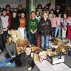Zellingen/Retzbach (ch)  Auch in diesem Jahr kamen Viele dem Aufruf der Grundschule Zellingen-Retzbach und den Pfarrgemeinden St. Georg (Zellingen) und St. Laurentius (Retzbach) nach, die Karlstadter Tafel mit Lebensmittelspenden zu unterstützen. Üblicherweise sind es Lebensmittel an der Grenze der Haltbarkeit, die der Tafel von Firmen aus der Region überlassen werden. Haltbare Produkte sind wenig vertreten, und so wurden zwei Wochen lang Grundnahrungsmittel wie Reis, Nudeln, Mehl, Zucker, Konserven, aber auch Waschmittel, Kaffee und Tee in den einzelnen Schulklassen der Grundschule, sowie vor und nach den Wochenendgottesdiensten gesammelt. Darüber hinaus erbrachten viele kleine Spenden 120,20 Euro. Johannes Müller und Roland Fischer, Vorstandsmitglieder der Karlstadter Tafel, holten die Spenden in Zellingen ab. Im Bild: Schüler der Grundschule Zellingen und (hinten von links) Elisabeth Stölting, Antje Franz vom Pfarrgemeinderat St. Georg, Simone Reimann (Elternbeirätin), Cäcilia Leven vom Pfarrgemeinderat St. Laurentius, Roland Fischer, Vorstandsmitglied der Karlstadter Tafel, Sophie Rothaug, Rektorin der Grundschule Zellingen-Retzbach und Marion Flederer vom Elternbeirat.