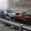 MArktheidenfeld (josch)    Kurioser Unfall mit glimpflichem Ausgang: Gestern kurz nach Mittag stießen auf der Straße nach Esselbach, in der Kurve nach der Abzweigung nach Hafenlohr, zwei Autos zusammen. Die bekannte Unübersichtlichkeit der so genannten „Todeskurve“ war allerdings nicht die Ursache. Ein Engländer kam mit seinem Van aus der „Umgehung“ Richtung Altfeld gebogen und fuhr Richtung Marktheidenfeld – allerdings auf der linken Fahrbahn. Ob Gewohnheit oder Unachtsamkeit, bleibt dahingestellt; in seiner Heimat herrscht nämlich Linksverkehr. Keine Chance zum Ausweichen hatte eine entgegenkommende Autofahrerin; beide Fahrzeuge stießen zusammen und wurden beschädigt. „Keiner fuhr zu schnell, kein anderes Auto störte“, schilderte die Polizei den Hergang aufgrund der Aussage von Zeugen, die den Engländer schon vorher links haben fahren sehen. Die Frau wurde leicht, der Brite gar nicht verletzt.
