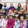 Karlstadt (dh)   Damit die Kinder des evangelischen Kindergartens St. Johannis in Karlstadt künftig auch im Freien basteln und malen können, spendete die BayWa Bau- und Gartenmarkt Biertischgarnituren im Wert von 720 Euro. Baywa Baustoffe lieferte die Garnituren in den Kindergarten, wo die Maxis gleich Probe saßen. Im Bild hinten stehend von links: Michael Schneider (Leiter BayWa Baustoffe), Isabel Weigand (Kinderpflegerin), Martina Strohhäcker (stellvertretende Leiterin), Nicole Krieger (Elternbeirat), Tobias Fischer (Leiter Bau- und Gartenmarkt) und Karl Rosenberger (Baustoffe).KINDERGARTEN