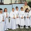 Sulzfeld (ko)   Die Sulzfelder Kommunionkinder Laura Bambach, Christoph Büttner, Elisa Guck, Luisa Joachim, Jasmin Linder, Annemarie Münkner, Leon Schmitt, Celine Schön und Marie Weigand. Mit im Bild Pfarrer Gerhard Wißmüller.