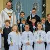 Trappstadt (ko)   Die Trappstädter Kommunionkinder Florian Bader, Franziska Bauer, Jan Bauer, Alina Custodis, Fabian Degen, Anna Deuter, Sabrina Elbert, Frederik Gröschl, Louis Markelstorfer, Moritz Sauer, Theresa Sauer, Johannes Sauer, Nils Wagner und Janik Werner. Sie wurden von Pfarrer Kurt Wolf vor den Tisch des Herrn begleitet.
