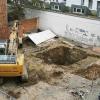 Bevor die Baumaßnahmen auf dem Parkplatz des Hotels Ross in der Apostelgasse beginnen, nehmen Archäologen Grabungen vor, um den Bestand zu dokumentieren. In dem großen Loch fanden sie wie erwartet den Verlauf des alten Stadtgrabens, Reste der Stadtmauer werden unter dem angrenzenden weißen Nachbargebäude vermutet.