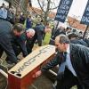 Aretsried   Mit einem Trauerzug nahe der Molkerei Müller im schwäbischen Aretsried haben am Montag rund 4000 Milchbauern gegen die Preispolitik des Konzerns demonstriert. „Preisdrohungen, Ultimaten und erpresserische Vorgänge“ hätten das Fass zum Überlaufen gebracht, teilte der Bayerische Bauernverband mit. Der Kabarettist und Schauspieler Ottfried Fischer hielt bei einer symbolischen Beerdigung der Fairness bei den Milchpreisverhandlungen die Grabrede. „Mit seinem Verhalten will Müller die Milcherzeugergemeinschaften spalten“, kritisierte deren Vorsitzender Reinhold Mayer. Der Konzern habe sein Angebot für die Erzeugergemeinschaften auf rund 30 Cent pro Kilogramm reduziert. Den Bauern, die Einzelverträge abschließen, habe die Molkerei dagegen 41 Cent pro Kilogramm angeboten.
