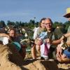 Nicht im Sand wird die „Karibische Nacht“ am Sportgelände in Rieneck verlaufen, es wird heuer eine Neuauflage geben. Das Bild zeigt Vorstandsmitglieder beim Aufbau im Sommer 2007.