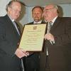 Zu seinem 70. Geburtstag ernannte die Gemeinde Oerlenbach Pfarrer Balthasar Amberg (links) zum Ehrenbürger. Bürgermeister Siegfried Erhard (rechts) würdigte die Arbeit des Seelsorgers. Mit dabei zweiter Bürgermeister Hubert Schott.