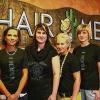 OSTHEIM (fe)  Hair Mexx, der Friseursalon mit der mexikanischen Atmosphäre, ist von der Marktstraße 22 in Räume in der Marktstraße 43 umgezogen. Mit Inhaberin Nicole Schneider (Zweite von links) betreuen zwei Friseurinnen – Anne Flechsenberger (links) und Sylvia Michel (rechts) – die Kunden. Lisa Nestler (Zweite von rechts) erlernt als Auszubildende im zweiten Lehrjahr das Friseurhandwerk. Nicole Schneider arbeitet seit 2001 im Salon und hat diesen ein Jahr nach ihrer Meisterprüfung 2004 übernommen. In den neuen Räumen sollen sich die Kunden in ansprechender Umgebung wohlfühlen. Der Salon hat Dienstag bis Freitag von 9 bis 18 Uhr geöffnet, donnerstags bis 20 Uhr. Samstags können sich die Kunden von 8 bis 13 Uhr stylen lassen. Terminvereinbarung unter  (0 97 77) 35 04 41. Das Hair-Mexx-Team im Internet: www.hairmexx.de