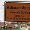 „Gemeinde Grabfeld“, so kann man auf den neuen Ortstafeln, wie hier in Wolfmannshausen lesen. Die Gemeinde hat sich für den historischen Namen entschieden und in den vergangenen Wochen alle Ortsschilder erneuert.