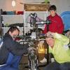 Bei einem Fahrrad-Workshop im Haus Marienthal waren die beiden ehemaligen Radprofis Vaclav Krochmalny (links) und Michael Wöhning die Stars. Sie reparierten nicht nur die Räder der darob begeisterten Jugendlichen, sondern sparten auch nicht mit Tricks und Tipps zur Instandhaltung derselben.