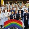 ARNSTEIN (em)   Wie in vielen anderen Pfarrgemeinden war auch in Arnstein Kommunion. Der Gottesdienst in Maria Sondheim mit 30 Kindern aus Arnstein und Heugrumbach  stand im Zeichen des Regenbogens. Pfarrer Tadeusz Falkowski sagte, der Regenbogen sei ein Zeichen des Friedens, den Gott als Symbol seines Bundes mit den Menschen schenkt, so Falkowski. Gemeinsam mit Gemeindereferentin Birgit Kestler hatten die Kinder den Gottesdienst vorbereitet. Sie erzählten eine Geschichte von den sieben Farben des Regenbogens, die gegeneinander um Anerkennung stritten. Am Schluss fassten sie sich als Zeichen der Verbundenheit an den Händen. „Ihr sollt selbst als Zeichen des Friedens in der Welt leuchten, wie der Regenbogen“, wünschte Pfarrer Falkowski den Kindern für ihre Zukunft. Musikalisch umrahmte die Band „Spontan“ zusammen mit der Orgel die Feier. Beim Ein- und Auszug spielten die Werntalmusikanten.