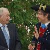 Sichtlich gut gelaunt ließ sich Bayerns Ministerpräsident Günther Beckstein (links) von Juniorchef Jochen Benkert erklären, dass die im Hause Benkert angefertigte Tracht bei seinem schwankendem Gewicht genau den Mittelwerten entspricht.