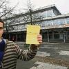Der 15-jährige Mergim steht in Freiburg vor der Staudinger Gesamt-Schule vor dem Eingang und hält seinen Impfpass in die Höhe. Nach einem Masernfall wurde die Schule am Donnerstag geschlossen. Heute dürfen nur die Kinder die Schule besuchen, die ihren Impfpass mit einer gültigen Maserimpfung vorweisen können.