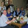 Ein Grund zum Feiern: 30 Jahre Stammtisch Würzburger Hofbräu; im Bild (vorne links) Hofbräu-Direktor Hans Haug, rechts Stammtisch-Sprecher Wolfgang Rückert.