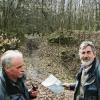 Dr. Wolfgang Netsch (links) und Peter Knobeloch vom Amt für Landwirtschaft und Forsten vor einem der noch erkennbaren Zugänge zur Wettenburg bei Kreuzwertheim. Sie stand auf der Landzunge „Himmelreich“ zwischen Urphar und Bettingen.