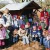 Mit dem (von links) Holzfachmann Robert Mahr, Spenderin Dipl.-Ing.(FH) Jutta Hofmann, Esther Mahr und Silvia Beck sowie Kindergartenleiterin Julia Schwegmann (ganz rechts) mit ihrem Team, freuen sich die Kindergartenkinder in Reichenbach über das schmucke Holzhäuschen.