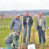 Kirchheim (su)   Der seltene Speierling soll auf Anregung des Bayerischen Jagdverbandes stärkere Verbreitung finden. Im Freistaat steht er auf der Liste bedrohter Arten. Da tut es gut, dass auch auf der Gemarkung Kirchheim in den letzten Wochen mehr als 120 Exemplare gesetzt wurden. Maßgeblich beteiligt waren der Landwirt Peter Dürr, Jagdgenossenschaftsvorstand Edgar Popp, Klaus Merkert als Vorsitzender der Flurbereinigungsgenossenschaft. Unser Bild zeigt sie mit Bürgermeister Anton Holzapfel am Ingolstädter Weg. Sie hoffen, dass aus den Setzlingen schöne Bäume werden, die die Speisekarte für Vögel bereichern. An passenden Standorten wird der Speierling, der 1993 Baum des Jahres war, bis zu 30 Metern hoch.