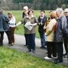 Landschaftsführerin Anne Welzenbach erläuterte beim neunten Schachblumenfest in Obersinn den interessierten Besuchern Flora und Fauna des Naturschutzgebietes Sinngrund.