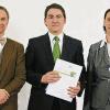 Als einer von drei Studenten bundesweit absolvierte Tobias Strack aus Gerolzhofen das Studium zum Finanzfachwirt (FH) an der FH Schmalkalden mit dem Prädikat „sehr gut“. Im Bild von links Prof. Dr. Hubert Dechant (FH Schmalkalden), Tobias Strack, Ulrike Hanisch, Vorstandsmitglied am Campus Institut.