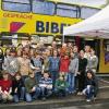 Das Bibelmobil, ein Doppelstockbus, machte auf Einladung der Evangelischen und Katholischen Kirche in Gerolzhofen und Oberschwarzach Station. Im Bild auf dem Pausenhof von Realschule und Gymnasium die Klasse 5b der Ludwig-Derleth-Realschule mit ihrer Religionslehrerin Dorothea Weitz (rechts) sowie (von links) Dekan Josef Kraft, Pfarrer Jean-Pierre Barraud, das Bibelmobilteam Stephan Naumann, Diakon Hans-Ulrich Idziaschek, Organisator Richard Keller vom Diözesanbüro Schweinfurt und 2. Bürgermeister Robert Wächter.