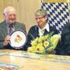Echte Freundschaften pflegen Angelika und Bernhard Kannegießer (Dritte und Zweite von rechts) mittlerweile in Aura. Seit zwölf Jahren verbringt das Ehepaar aus Ostrhauderfehn (Ostfriesland) regelmäßig hier den Urlaub. Mit den Gastgebern Hans und Erika Fuß (ganz links und ganz rechts) freut sich vor allem Enkelin Selina (Zweite von links) auf den Besuch aus dem hohen Norden. Auras Bürgermeister Walter Sachs (Dritter von links) honorierte die langjährige Treue der Urlaubsgäste mit einem Wappenteller der Gemeinde.