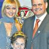 Am Wochende wurde in Thüngersheim die neue Weinprinzessin gekrönt. Von links: Kerstin Bryszkiewski, Katharina Schwab und Thomas Schwab vom Weinbauverein.