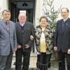 Koppenwind (ki)   Ihr 50-jähriges Ehejubiläum konnten Kilian Müller (71 Jahre) und Rosina Müller (72 Jahre) feiern. Beide können auf ein bewegtes Leben zurückblicken. Während Kilian Müller als gelernter Forstwirt 42 Jahre beim Staat tätig war, führte seine Ehefrau Rosina den Haushalt und kümmerte sich um die Erziehung der vier Kinder. Auch heute backt sie noch selbst ihr Brot. Früher tat sie es für die Familie und die Verwandtschaft. Auch bei der Weinlese war sie 15 Jahre aktiv. Kilian Müller betrieb früher eine kleine Landwirtschaft nebenbei. Zum Ehe-Jubiläum gratulierten dem Jubelpaar die vier Kinder Edgar, Ulrike, Jürgen und Frank sowie die acht Enkelkinder. Die Glückwünsche der Gemeinde Rauhenebrach überbrachte Bürgermeister Oskar Ebert (links). Für die Pfarreiengemeinschaft Heilig Geist Rauhenebrach gratulierte Kaplan Stefan (rechts).