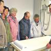 Bad Neustadt (tos)   Zahlreiche Besucher begrüßte das Ärzteteam des Medizinischen Versorgungszentrums (MVZ) Bad Neustadt beim Tag der offenen Tür. Das MVZ befindet sich seit kurzem auf dem Gelände des Rhön-Klinikums. Am Tag der Offenen Tür hatten Interessenten die Möglichkeit, die neuen Räumlichkeiten sowie die einzelnen Fachbereiche mit ihren Ärzten kennen zu lernen. Fragen zur Chirurgie beantwortete das Team von Dr. Ute Kröger, für Fragen zur Urologie standen Dr. Markus Harasim und Heinrich Becher zur Verfügung, im Bereich Gynäkologie/Geburtshilfe informierten Dr. Dirk Gustson und seine neue Kollegin Dorothe Düpont die Besucher. Den Fachbereich Anästhesie vertrat Roswitha Amschler. Das MVZ bietet Patienten eine umfassende ambulante Versorgung. Am neuen MVZ-Standort an der Salzburger Leite 1 rücken ambulanter und stationärer Bereich noch enger als bisher zusammen. Ambulante Operationen werden in den OP-Sälen der auf dem Areal befindlichen Herz- und Gefäß-Klinik durchgeführt. Hier im Bild erläutert Heinrich Becher (rechts) das digitale Röntgen.
