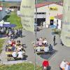 Weyersfeld (hn)   Bilderbuchwetter lockte am Wochenende viele Besucher zu den Gewerbetagen in Weyersfeld und Heßdorf. Ortsansässige Firmen und Händler aus Nachbarorten stellten sich und ihre Produkte auf über 10 000 Quadratmetern Fläche vor. Neben einer Kinderhüpfburg sorgten Vorführungen, Verkostungen, ein Luftballon-Wettbewerb, eine Bastelstube, Geschicklichkeitsturnier mit Mini-Bagger und Autoausstellung für Kurzweil. Auch das Kulinarische kam nicht zu kurz. Zu Gunsten des Kindergartens konnten sich Mutige mit einem Hubmastfahrzeug gegen einen kleinen Obolus je nach Wunsch bis auf 32 Meter hieven lassen.