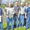 Madenhausen (rsf)   „Der See muss mindestens 25 Zentimeter an Wasserhöhe abgenommen haben“, scherzte der Vorsitzende des Anglerclubs Madenhausen, Walter Hohnhausen (von links), bei der Krönung des Anglerkönigs Günter Pickel. Letzterer, der auch für 25-jährige Vereinsmitgliedschaft geehrt wurde, hatte beim Königsangeln einen Karpfen mit 3,2 Kilogramm Gewicht aus dem Madenhäuser See gefischt und auch noch den ersten Preis im Gesamtgewicht der geangelten Fische mit fast 13 Kilogramm erreicht. Die weiteren Plätze nach Gesamtgewicht belegten Andreas Denninger, Waldemar Stenzinger, Gerald Brandl und Günter Laesch. Die Ausbeute des Vorsitzenden: eine Forelle mit 400 Gramm.