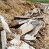 Große Betonplatten entsorgten Unbekannte in einem Steinbruch in Oberwittighausen.