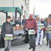 Sennfeld (sef)   4000 Besucher hat die VR-Bank Schweinfurt-Land beim Tag der offenen Tür gezählt, bei dem die Bevölkerung Gelegenheit hatte, das neue Bankgebäude in der Felix-Wankel-Straße zu erkunden. Zum Programm gehörte auch ein Gewinnspiel, bei man den Wert einer Menge Münzen schätzen musste. Der exakte Wert: 832,51 Euro. Am nächsten dran war Reinhold Vollert (Üchtelhausen), er darf ein Wochenende in einem Cabrio durch die Gegend kurven. Einen Reisegutschein über 300 Euro gewann Elfriede Tölg (Pfersdorf), Rundflüge über die Region Main-Rhön gingen an Thomas Koniezeck (Geldersheim), Udo Müller (Gochsheim), Iris Erhard (Hirschfeld), Christine Piller (Sennfeld) und Markus Karch (Grettstadt). Bei der Preisübergabe (von links) Elfriede Tölg, Markus Karch, VR-Bank-Prokurist Wolfgang Schech, Direktor Bruno Döpfert, Stephan Hain (Autohaus Aventi Automobile), Udo Müller, Iris Erhard, Franz Erhard, Christine Piller, und Thomas Koniezeck.
