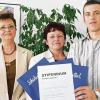 Bad Kissingen (swg) Die Schülerhilfe Bad Kissingen vergibt anlässlich ihres 15-jährigen Bestehens Lehrstipendien im Wert von 2600 Euro an sozial benachteiligte Schüler. Gebietsleiterin Christel Krause (Mitte) händigte die Gutscheine an den Leiter der Stadtjugendarbeit Bad Kissingen, Daniel Rybak, aus. Der Sozialarbeiter vertrat bei der Übergabe Oberbürgermeister Kay Blankenburg und wird sich auf die Suche nach möglichen Adressaten machen. Die Schülerhilfe betreut nach Auskunft von Leiterin Regine Bödey mit sieben Mitarbeitern durchschnittlich fünf Dutzend Schüler aller Schularten pro Woche. Bis 2009, so Krause, sollen alle Schülerhilfe- Standorte im Rahmen eines Qualitätsmanagements zertifiziert sein. Der Standort in der Kapellenstraße verfügt bereits über die Zertifizierung des TÜV Nord.