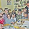 Rödelmaier (eh)    Mit einem Experimentierkasten überraschte die Firma Siemens den Kindergarten von Rödelmaier. Mit dem Inhalt können die Kinder die ersten Erfahrungen mit der Wirkungsweise von Strom machen, erklärte Ausbildungsleiter Helmut Hornung bei der Übergabe. Dazu können verschiedene Versuchsanordnungen aufgebaut werden, die Kindern auf spielerische Art die Eigenschaften des Stroms vermitteln. Kindergartenleiterin Elisabeth Schmitt nahm erfreut das Geschenk entgegen und machte sich unmittelbar ans Werk, sodass die kleinen Zuschauer auch gleich etwas zu sehen bekamen und staunend die unsichtbare Kraft kennenlernten.