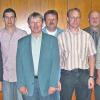 Eingerahmt von den beiden Bürgermeistern Emil Sebald (links) und Karl Hübner (rechts) zeigt unser Foto die neuen Gemeinderäte Simon Jahrsdörfer, Bruno Gessner, Bernhard Mauer, Gerd Jäger und Ewald Schmitt (von links).