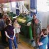 Untereuerheim (RV)  Mächtig was los war am Montag in der Schlossmühle in Untereuerheim: Anlässlich des Deutschen Mühlentages öffnete Besitzer Jochen Schor die Türen und lud ein zu Führungen durch den alten Familienbesitz. Der Einladung folgte auch Bundeswirtschaftsminister Michael Glos, von Beruf selbst gelernter Müller, der als Überraschungsgast auftauchte. Jochen Schor hat nämlich früher die Mühle von Michael Glos geleitet, bis er den eigenen heimischen Betrieb übernahm. „Glück zu“ – der alte Müllergruß – steht am Eingang des malerischen Anwesens mit großem Hof, Fachwerkmühle, Garten und Wasserfläche. In der Mühle rüttelt, schüttelt, knarrt, knistert und klopft es, wenn in 24 Stunden 7,5 Tonnen Getreide zu Mehl verarbeitet werden. Jochen Schor und Vater Otto führten durch die Mühle. Sie begannen an den Silos, erklärten, dass heute nach der Ernte 1000 Tonnen Getreide gelagert werden können, was einem Wert von 200 000 Euro entspricht. Nach und nach werden so die verschiedenen Getreidesorten wie Weizen, Roggen und Dinkel verarbeitet. Es folgten beim Rundgang Mischanlage, Absackstation, Walzenboden, das Mehllager mit einer Kapazität von 56 Tonnen und ganz oben der Sichterboden mit vielen Schächten und Rohrleitungen.