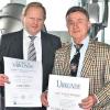 Werneck (geri)   Mit der Urkunde für 50 Jahre Meister im Metzgerhandwerk erhielt der Wernecker Fleischwarenfabrikant Lothar Schürger (rechts)  eine „ganz besondere Auszeichnung“ von der Handwerkskammer Unterfranken, wie deren Präsident Hugo Neugebauer (links) bei der Übergabe sagte. Erfolgreich abgelegt hat Schürger 24-jährig die Meisterprüfung am 11. Mai 1955. Neugebauer gratulierte nicht nur zu dem „sehr seltenen“ Jubiläum als Handwerksmeister, sondern auch der Firma „L. Georg Schürger KG Fleischwaren Schwanfeld“ und ihren Mitarbeitern zum 75-jährigen Bestehen. Neugebauer hob hervor, dass in dem in Werneck und Schwanfeld ansässigen Betrieb 200 junge Menschen ausgebildet worden seien.