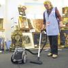 München   Eine Reinigungskraft waltet ihres Amtes, bevor diesen Freitag in München die nach Veranstalterangaben erste deutsche Millionärsmesse „Luxurious Fair“ eröffnet wird. Bis Sonntag können sich zahlungskräftige Besucher auf der Messe über die neuesten Luxusgüter informieren. 70 Aussteller präsentieren auf 3000 Quadratmetern Fläche ihre Waren – von Designermöbeln und diamantenbesetzten Handys über Kunstwerke bis zu Nobel-Whirlpools und Renn-Ferraris.