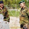 Der britische Militäratachee David James mit Oberstleutnant Michael Meder im Beschussgarten, wo die Wirkung von Munition dokumentiert wird.FOTO Martin Seufert