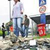 Letzte Schicht bei Nokia: Eine Mitarbeiterin verlässt neben Resten einer Protestaktion am Freitag das Nokia-Werk in Bochum.