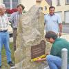 Herlheim (bap)   Nach den Recherchen von Oberstudienrat a. D. Gerhard Wagner aus Höchberg hatte der Minnesänger Walther von der Vogelweide in Herlheim ein Lehen, das er von König Friedrich II. erhalten hatte. 15 Jahre lang soll er in Herlheim gelebt haben und dort im Jahre 1230 gestorben sein. Zum Gedenken an den berühmten Minnesänger wurde nun auf dem künftigen Walther-von-der-Vogelweide-Platz in der Mitte des Dorfes direkt vor dem Gasthaus Gutbrod ein Findling gesetzt und darauf eine Tafel angebracht. Laut einer Aussage des Minnesängers aus dem Jahre 1216 lautet die Inschrift: „Ich habe mein Lehen, alle Welt, ich habe mein Lehen“. Im Beisein der Initiatoren Arnold Hess, Matthias Braun und Gemeinderat Walter Wiegand (von links im Bild) brachte der Steinmetz und Bildhauermeister Klaus Schneider aus Schleerieth die Tafel an dem Findling an.FOTO Barbara Pfister