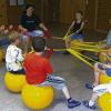Wildflecken (mut)   Viel Spaß hatten die Kleinen des Wildfleckener Kindergartens bei der Rückenschule mit Physiotherapeutin Annette Raab, selbst Mutter eines Kindes am Kindergarten St. Josef. Die zukünftigen Erstklässer lernten zuerst mit der Geschichte der „Bandschis“ (Bandscheiben) den Aufbau und die Funktion der Wirbelsäule kennen. Weitere Inhalte dieser sechs Rückenschuleinheiten im Kindergarten waren es, die zukünftigen Schulkinder spielerisch erfahren zu lassen, wann es den „Bandschis“ gut geht, welche Sitzhaltungen man in den unterschiedlichsten Situationen einnehmen kann und wie man durch bestimmte Bewegungen auf die Haltung positiv Einfluss nehmen kann. Die Eltern und Erzieherinnen lernten innerhalb dieses Kurses unter anderem rückenfreundliche und dynamische Sitzaktivitäten kennen. Zum Abschluss erhielten alle eine Urkunde. Unterstützt wurde das Projekt in diesem Jahr auch durch den Physiotherapeuten Wolfgang Illek, der mit den zukünftigen Schulkindern eine eigens dafür angesetzte Turnstunde mit dem Thera-Band durchführte. Auch hier waren die Kinder eifrig dabei.