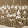 Historisches Foto aus Breslau: Diakonissen vor der Laube des Mutterhauses. Weitere alte Bilder sind in der Ausstellung bei der 60-Jahr-Feier zu sehen.