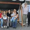 WEYERSFELD (hn)   Nicht nur für die Geschäfte, die sich an der Ausrichtung der Weyersfelder Gewerbetage in der Gemeinde Karsbach beteiligt hatten, war die Veranstaltung ein großer Erfolg. Auch ein Teil der Besucher fand sich jetzt im Nachhinein auf der Gewinnerseite wieder. Denn ihre Luftballons legten beim Wettfliegen die weitesten Strecken zurück. Bei guter Thermik flogen die Siegerballons über den Spessart hinaus bis Rüsselsheim, Hanau und nach Haibach. Andere Ballons nahmen die Route bis in die vordere Rhön. Jetzt konnten Ulrike Zauner und Werner Weigand (ganz rechts) den Siegern des Ballon-Weitflug-Wettbewerbs die Einkaufsgutscheine überreichen. Darüber freuten sich (von links): Lea Dittmeier (Weyersfeld, 100 Euro), Lisa Frank (Höllrich, 50 Euro) sowie Fabian Herold (Weyersfeld), Alina Berry und Caroline Schmidt (beide Höllrich, je zehn Euro). Die Einkaufsgutscheine können beim Schokoteufel Ulrike Zauner, Reifen Kaiser, Stoffe Werner Weigand, Bäckerei Heim, Autohaus Baumbach, Landschaftsbau Vogt oder Abdichtungen Heid eingelöst werden.