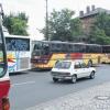 In den Haltebuchten beidseits der Ringstraße am Karlstadter Bahnhof nehmen Linien- und Schulbusse ihre Fahrgäste auf. Zum Drehen nutzen die Busfahrer den Parkplatz vor der früheren Güterhalle.