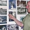 Vilmar Herden aus Bad Neustadt vor einigen Bildern seiner Fotoausstellung, die das Leben und den Alltag im Heim dokumentieren und dessen Geschichte erzählen.