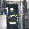 Frauenland (st)   Riesenschreck für die Bewohner des Hauses Erthalstraße 30. In der Nacht zum Donnerstag brannte es in einer Wohnung des dreistöckigen Mehrfamilienhauses lichterloh. Laut Polizeiangaben mussten elf Menschen evakuiert werden, drei von ihnen und ein Feuerwehrmann wurden leicht verletzt. Als die Wehrleute kurz nach 2 Uhr eintrafen, retteten sie die 45-jährige Bewohnerin mittels einer Drehleiter. Eine 86-jährige, gehbehinderte Frau, die ebenfalls in der dritten Etage wohnt, wurde auf die Straße getragen. Alle anderen konnten sich selbst retten. Der Brand war nach Angaben von Polizei und Feuerwehr schnell gelöscht. Das Zimmer, in dem das Feuer entstand, brannte völlig aus, der Flur wurde stark beschädigt. Drei weitere Wohnungen wurden verrußt. Die Berufsfeuerwehr, die von den Löschzügen Sanderau, Stadtmitte und Grombühl der Freiwilligen Wehr verstärkt wurde, schätzt den Schaden auf 150 000 Euro. Die Brandursache ist noch unbekannt. Die Kriminalpolizei ermittelt.