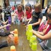 Plastikbecher stapeln: „Speed Stacking“ soll die Geschicklichkeit und die Konzentration fördern, denn beide Gehirnhälften werden dabei gebraucht. Am Marktheidenfelder Gymnasium sind die Schüler mit Begeisterung dabei.
