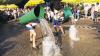 Dertingen (rh)   Das Wetter meinte es am Wochenende beim 17. Dertinger Straßenweinfest besonders gut mit den ausrichtenden Vereinen, dem Fanfarenzug „Fränkische Herolde“ und dem Männergesangverein „Liederkranz Dertingen“. Am traditionellen Buttenlauf am Sonntag nahmen vier Mannschaften teil. Die Mannschaften mit jeweils drei Personen starteten an einem großen mit Wasser gefüllten Holzbottich. Nach dem Startsignal mussten die beiden Mitspieler die Butte des Dritten mit möglichst viel Wasser füllen, bevor dieser auf den Hindernislauf geschickt wurde. Am Ende der Wegstrecke  galt es, die bereitstehenden Milchkannen mit Wasser aufzufüllen (Bild). Im entscheidenden Durchlauf siegte die gemischte Mannschaft mit Markus Grimm (Bürgermeister von Waldaschaff), Oliver Tritschler und Reinhard Götz (beide aus Dertingen). Die Siegermannschaft kann sich nun auf einen halbstündigen Rundflug freuen. Die weiteren Platzierungen: 2. Stadt Würzburg, 3. Fanfarenzug Dertingen und 4. Germany.